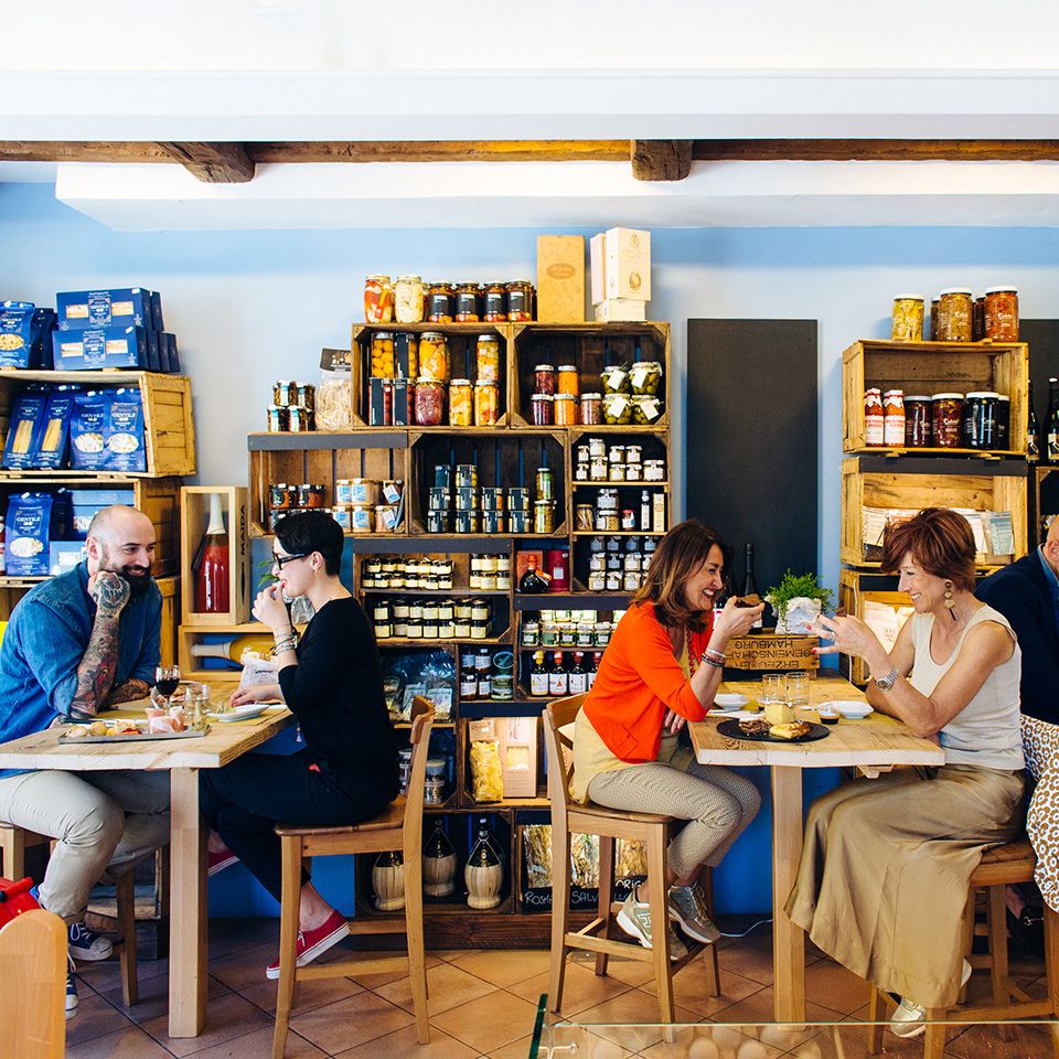 Lunch break in Quarrata's shop