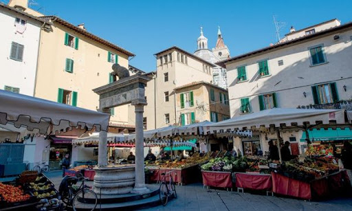An open-air market in Pistoia