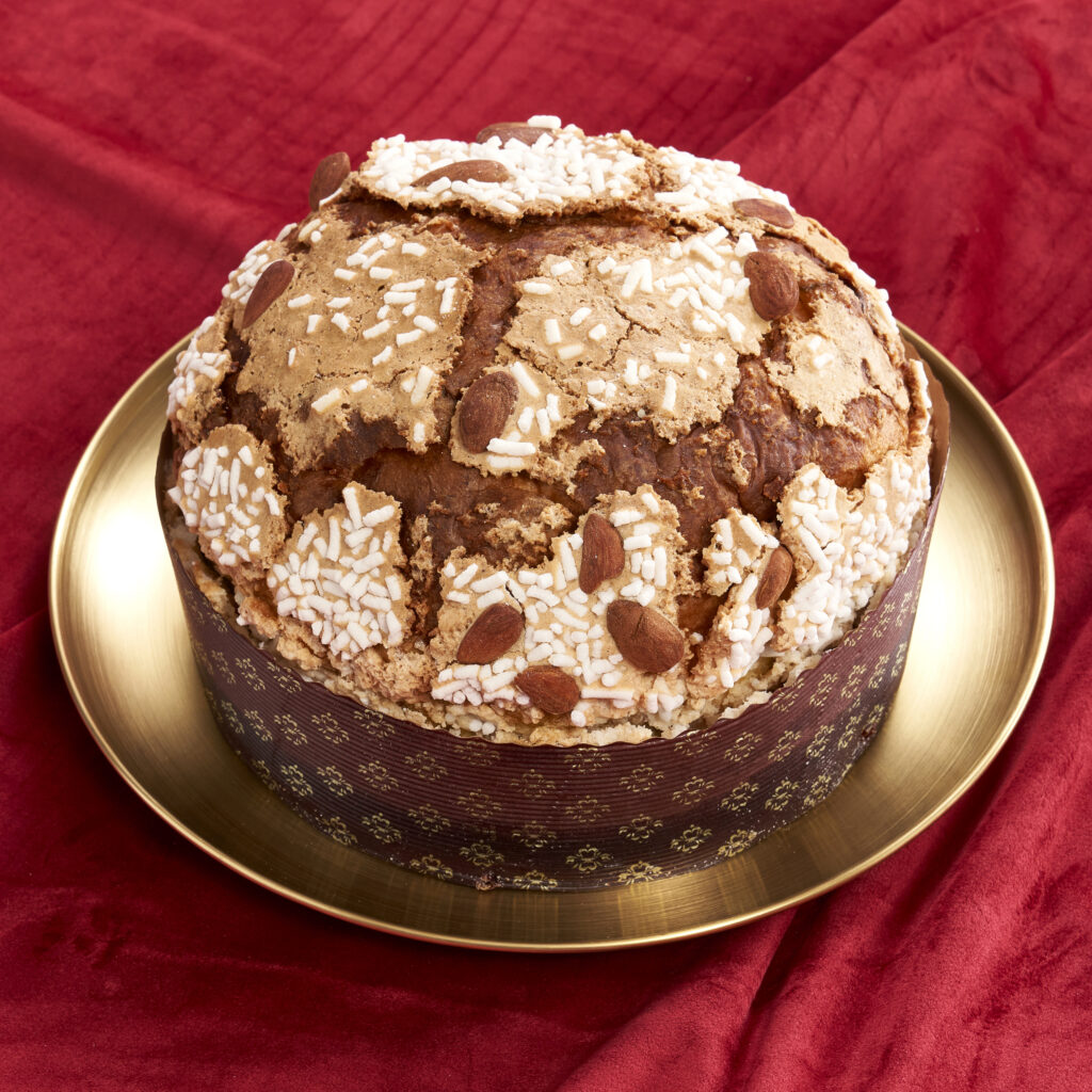 panettone glassato nel piatto d'oro